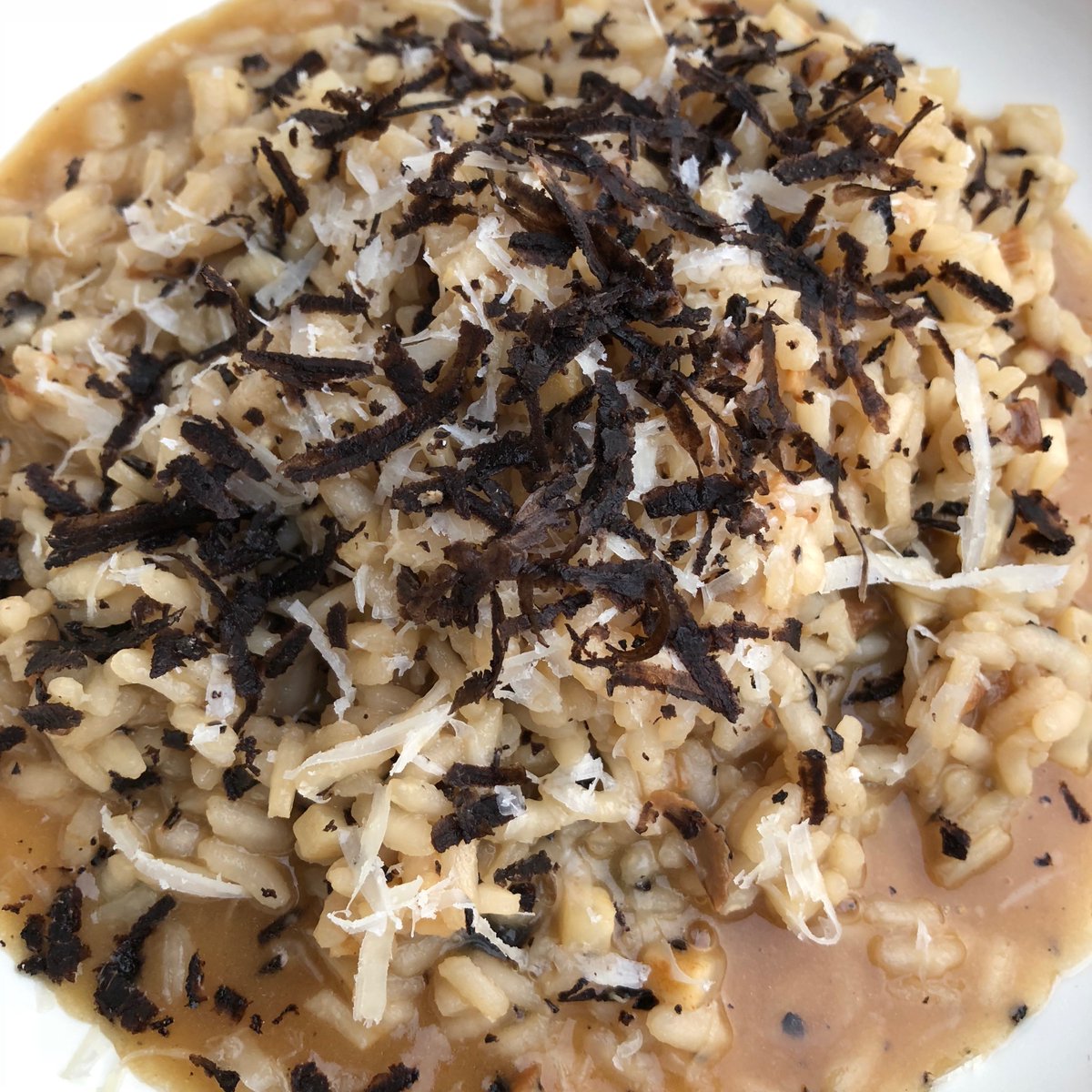arno_veenhof's tweet photo. Weekend! Inspiratie met  zwarte wintertruffel: maak een truffelrisotto, pasta Cipriani of bio spaghetti van Renzo Marinai (ook wijnen!) Of ontbijt met roerei op pain Max Poilâne. 👨‍🍳 #cheflixonline. Tot zo! 
🛒 https://t.co/IGnzlkL9d5 
#truffels #truffle #culinair #gastronomie https://t.co/3c6RJdBp6I