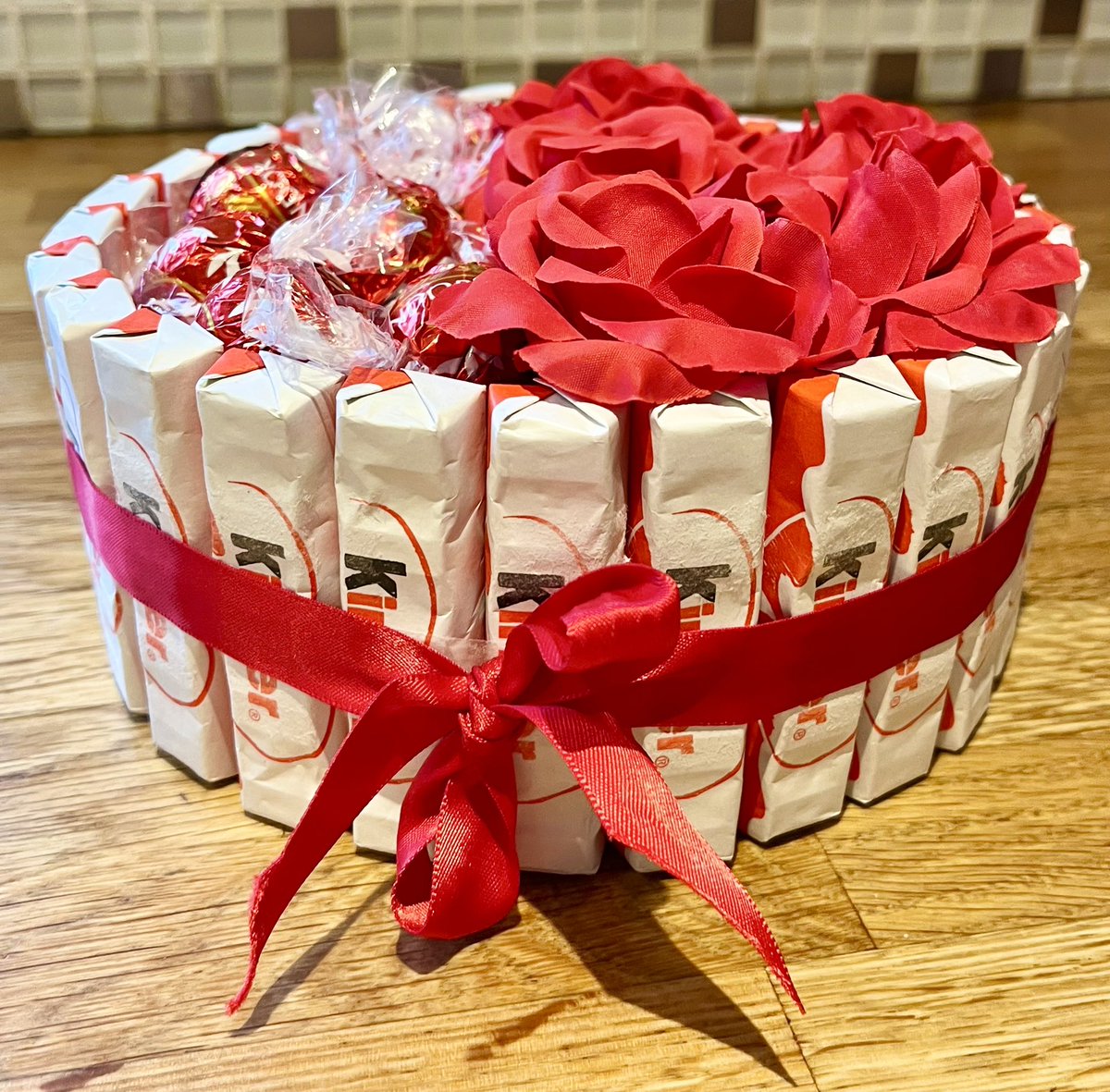 Valentines chocolate wheels with roses and @Lindt chocolate ❤️ #ValentinesDay #valentines #CraftBizParty @CraftBizParty #redroses #roses #kinder @Nestle #kitkat #red #seasonoflove #gift #giftsforher #giftforhim