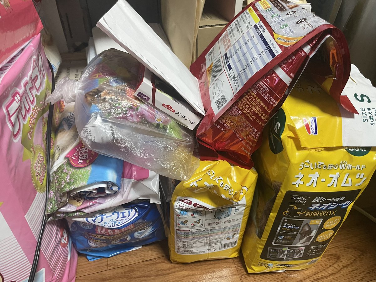 19_o6's tweet photo. 愛犬が亡くなったため
支援物資したいんですが、
あいてないペットシーツや
ネオオムツのSサイズＭサイズ
缶詰、ウェットシートなどあります。

法人でもいいですが、個人で
ボランティアしてる方など、是非お譲りしたいです🥺
 #ペット支援物資
 #ペット用品 https://t.co/ChyRpdfXRa