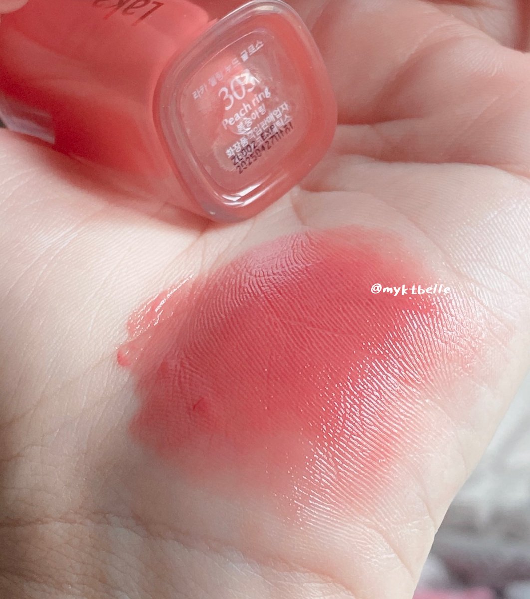 ใครนั่งทับมืออยู่มั่ง 55555 LAKA Jelling Nude Gloss ทุกคน ถ้ารุ่นนี้สีกลางใช้ง่ายทุกสีผิวคือ 303 อ่ะ รุ่นนี้เนื้อใสกว่ารุ่น Fruitty นะ แต่ก็ยังมีสเตนน์อยู่ ปาดตอนแรกสีชมพู แต่เสตนน์เค้าจะอุ่นๆ ทาแล้วมันจะเอนอุ่นขึ้น สาวไทยทาง่ายเลย แสงธรรมชาติมันเลยติดเหลืองจิ้ดนึง