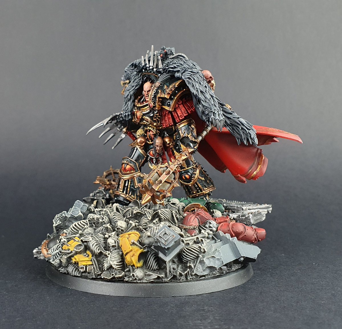 spruesandbrews's tweet photo. I was there, the day Horus slew The Emperor... @warhammer sent us a free review copy of Horus Ascended, and I've been painting him up over the last week! Full unboxing, video and article here: https://t.co/XFULH3x1LM
#WarhammerCommunity #horusheresy https://t.co/Iz2fLjdqHL