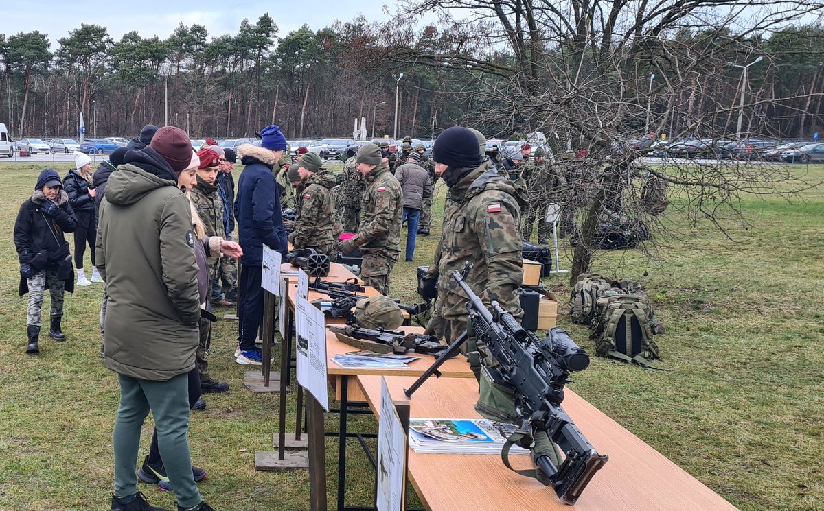 MON_GOV_PL's tweet image. Od dziś do 25 lutego, w całej Polsce ruszają bezpłatne, jednodniowe szkolenia wojskowe dla ochotników. To druga edycja projektu #TrenujzWojskiem, tym razem pod hasłem „Trenuj z wojskiem w ferie”.