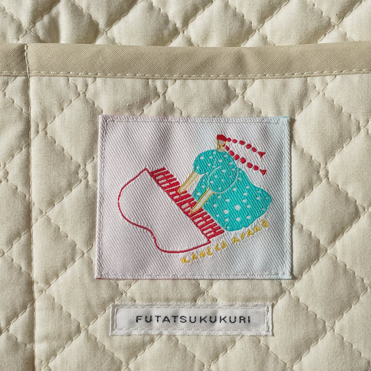 🌼受注販売🌼
長年衣装をおつくりいただいている服飾ブランド・futatsukukuriさんと一緒に「巾着バッグ」「巾着ポシェット」をつくりました。
オリジナルタグの絵は、安藤晶子さん🎹

とてもスペシャルな巾着ができました💐
1/17 10時〜受注販売予定です。

▽商品/受注詳細
kanekoayano.net/news/%e3%80%90…