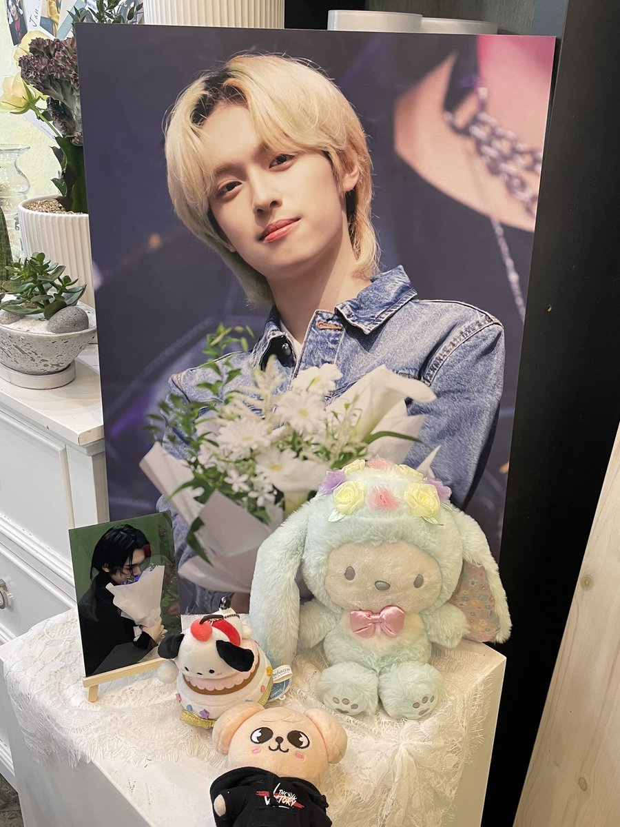 Lovestay_0922's tweet photo. 지석군 생일 축하해요~🥳
#Hello_Yellow #안녕_지석아_생일축하해 https://t.co/7IiuCrSor7