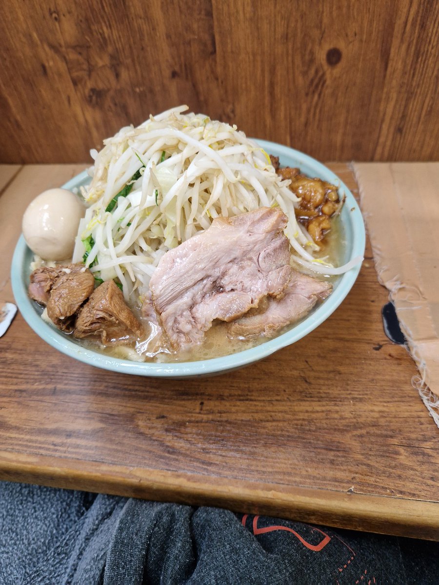 theoward96's tweet photo. @goppyxis 大ラーメン https://t.co/7NRVF2xfDE