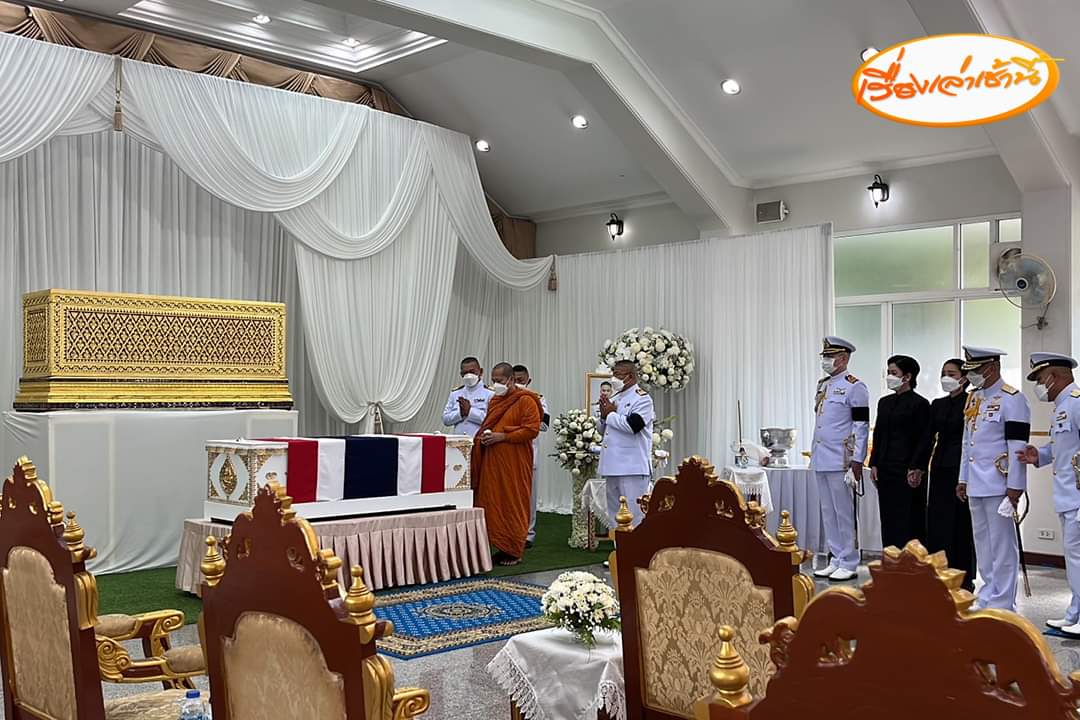 pongpang15q's tweet photo. คนๆหนึ่ง สละชีพตัวเองเพื่อให้อีกหลายชีวิตได้รอด ขอให้ต้นเรือพลับเดินทางสู่โลกใบใหม่อย่างมีความสุขนะคะ ทุกอย่างที่ต้นเรือได้ทำนไทยทั้งประเทศไม่เคยลืม🤍🖤👮🏻‍♂️
#เรือหลวงสุโขทัยล่ม #ต้นเรือพลับ #เรือหลวงสุโขทัยจม #เรือหลวงสึโขทัยอับปาง https://t.co/g7lQySFTOf