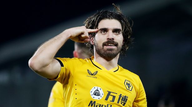 TurkiyeSky's tweet photo. Newcastle United kontratının bitmesine 18 ay kalan ve Wolves ile sözleşme yenilemek istemeyen Ruben Neves'i transfer etmek istiyor. Bu transfer olmaması durumunda orta saha transferi için diğer aday Kessie https://t.co/pTPZGZogOR
