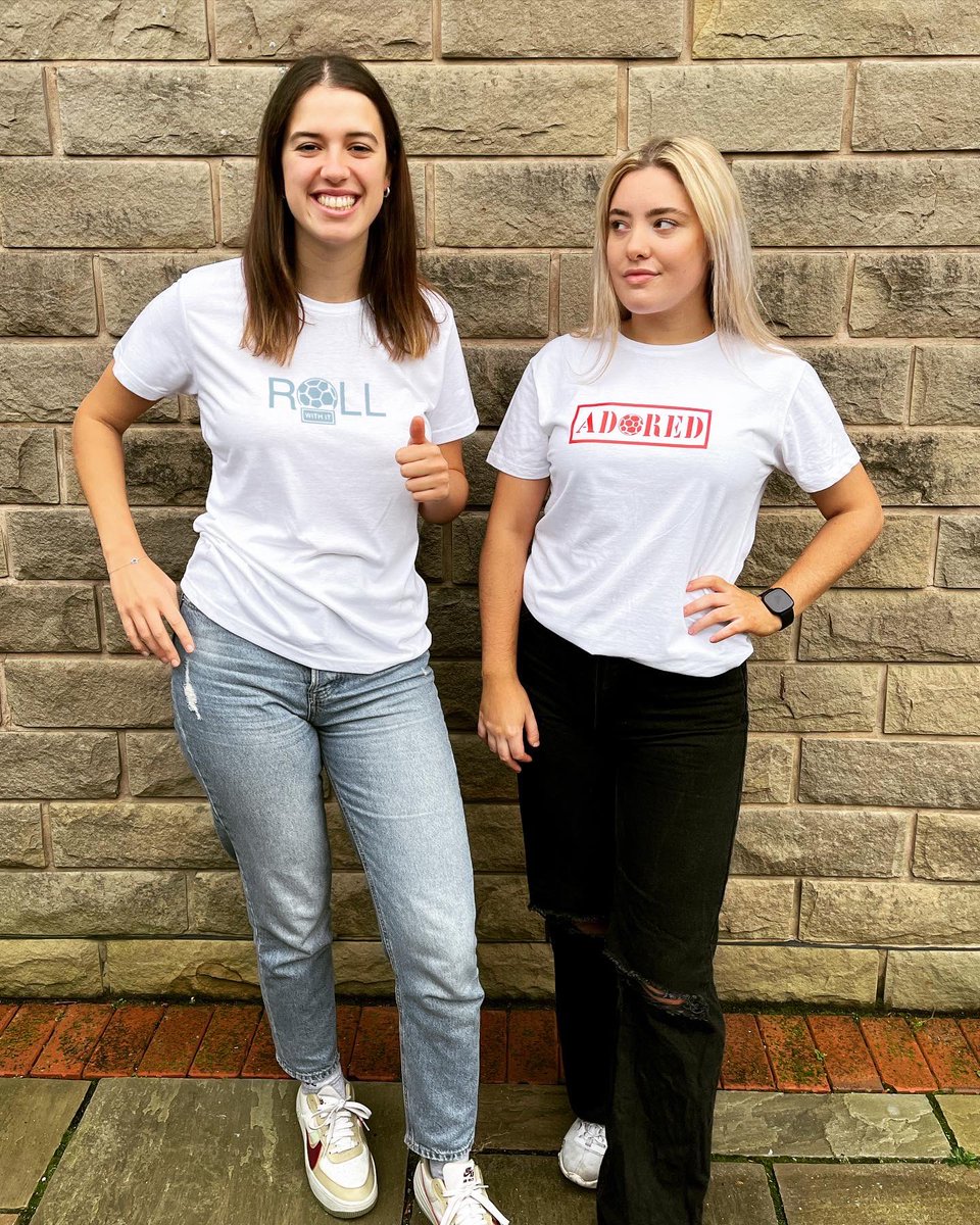 FFFactory22's tweet photo. 🔴🔵 MANCHESTER DERBY DAY 🔴🔵

Who do you fancy? Are you red or blue?

Our models Kiera &amp; Erin might be best mates, but that goes out of the window on derby day!!

Get your Terrace Anthems Tshirt or Hoody here: https://t.co/hFtAUB07rU

#FemaleFootballFactory #FFF #TerraceAnthems https://t.co/HYxANnFbIH