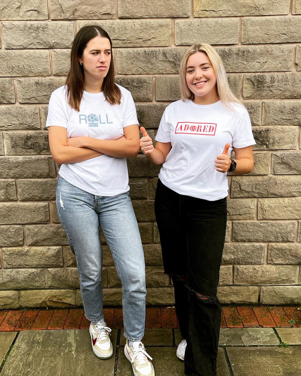FFFactory22's tweet photo. 🔴🔵 MANCHESTER DERBY DAY 🔴🔵

Who do you fancy? Are you red or blue?

Our models Kiera &amp; Erin might be best mates, but that goes out of the window on derby day!!

Get your Terrace Anthems Tshirt or Hoody here: https://t.co/hFtAUB07rU

#FemaleFootballFactory #FFF #TerraceAnthems https://t.co/HYxANnFbIH