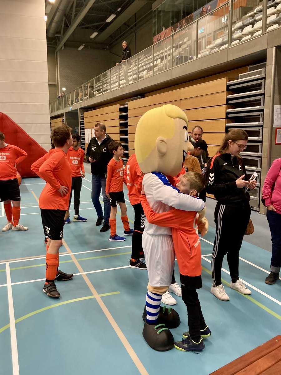 De wedstrijden zijn begonnen. Ook kunnen er voetbalspelletjes gedaan worden. De sfeer zit er goed in ⚽️🥳