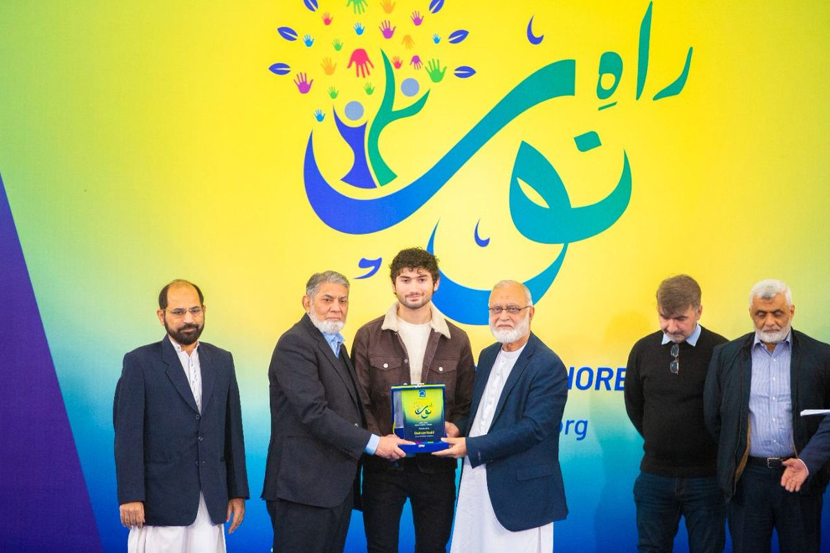 Qulsum15's tweet photo. @Shehrozekashif2 being awarded for his achievements, presence and motivational session with the audience at #AYG7_RaheNoor https://t.co/AUysZewnhw