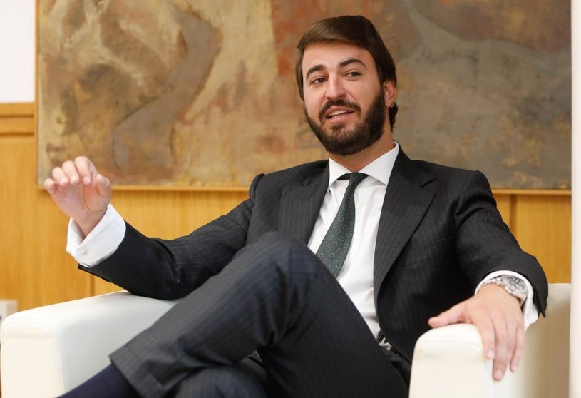 gerardotc's tweet photo. Los médicos de Castilla y León deberán ofrecerle a los pacientes que sean votantes de VOX la posibilidad de ver una fotocopia de la nómina de García Gallardo. https://t.co/ZFhXnDwDAW
