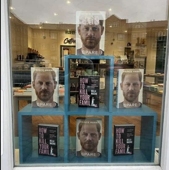 miaochun_lin's tweet photo. I think this book shop just expressed their opinion in a silent way. 😂 https://t.co/oXFZkm3NfI