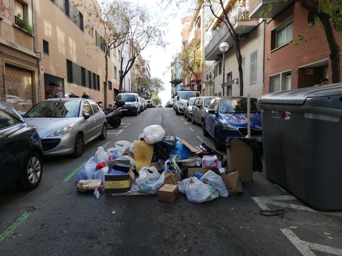 BertaRoigGomar's tweet photo. Avui els cotxes no poden passar pel carrer Vallseca perquè hi ha escombraries.

És el que ens passa cada dia a les veïnes que volem sortir caminant de casa. @bcn_ajuntament
#canbaro https://t.co/Nc28VodpRg