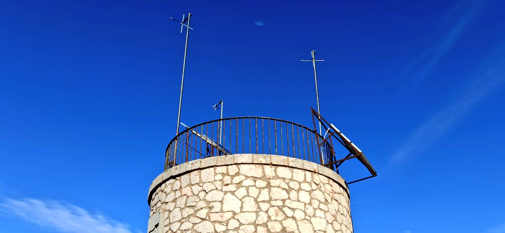 EA5GJ's tweet photo. Instalación electrica solar y sistema de antenas terminada, ya queda menos! 💥📡. En la próxima subida ya solo instalar el repetidor. 😬. #r0 #vhf #repetidores #murcia #ure @ure_es https://t.co/X7Z1AI0ARv