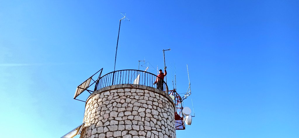 EA5GJ's tweet photo. Instalación electrica solar y sistema de antenas terminada, ya queda menos! 💥📡. En la próxima subida ya solo instalar el repetidor. 😬. #r0 #vhf #repetidores #murcia #ure @ure_es https://t.co/X7Z1AI0ARv