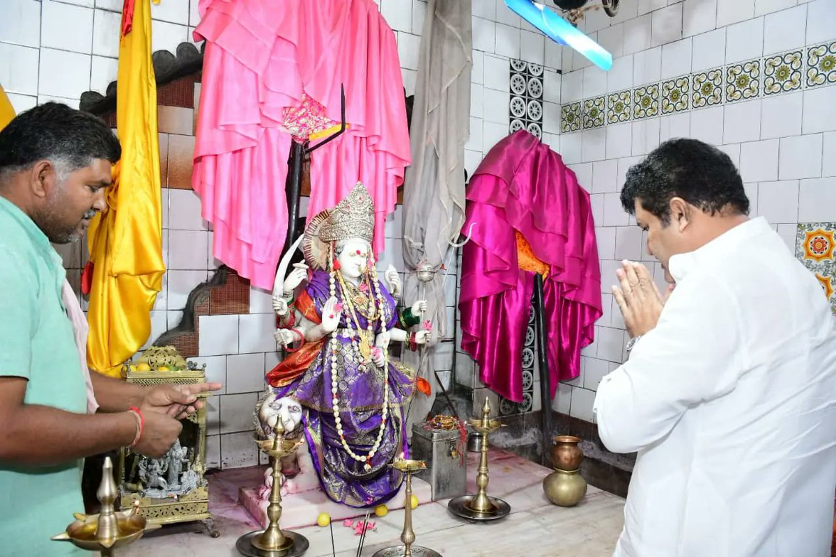 SanjayDRathods's tweet photo. आज श्री.क्षेत्र पोहरागड (पोहरादेवी) येथे माता जगदंबा देवी,संत श्री.सेवालाल महाराज, संत श्री.रामराव बापु यांचे दर्शन घेतले.तसेच 12 फेब्रुवारी रोजी होणाऱ्या कार्यक्रमाबद्दल धर्मगुरू श्री.बाबुसिंग जी महाराज यांच्याश�� चर्चा केली. https://t.co/Pufjss1nNh
