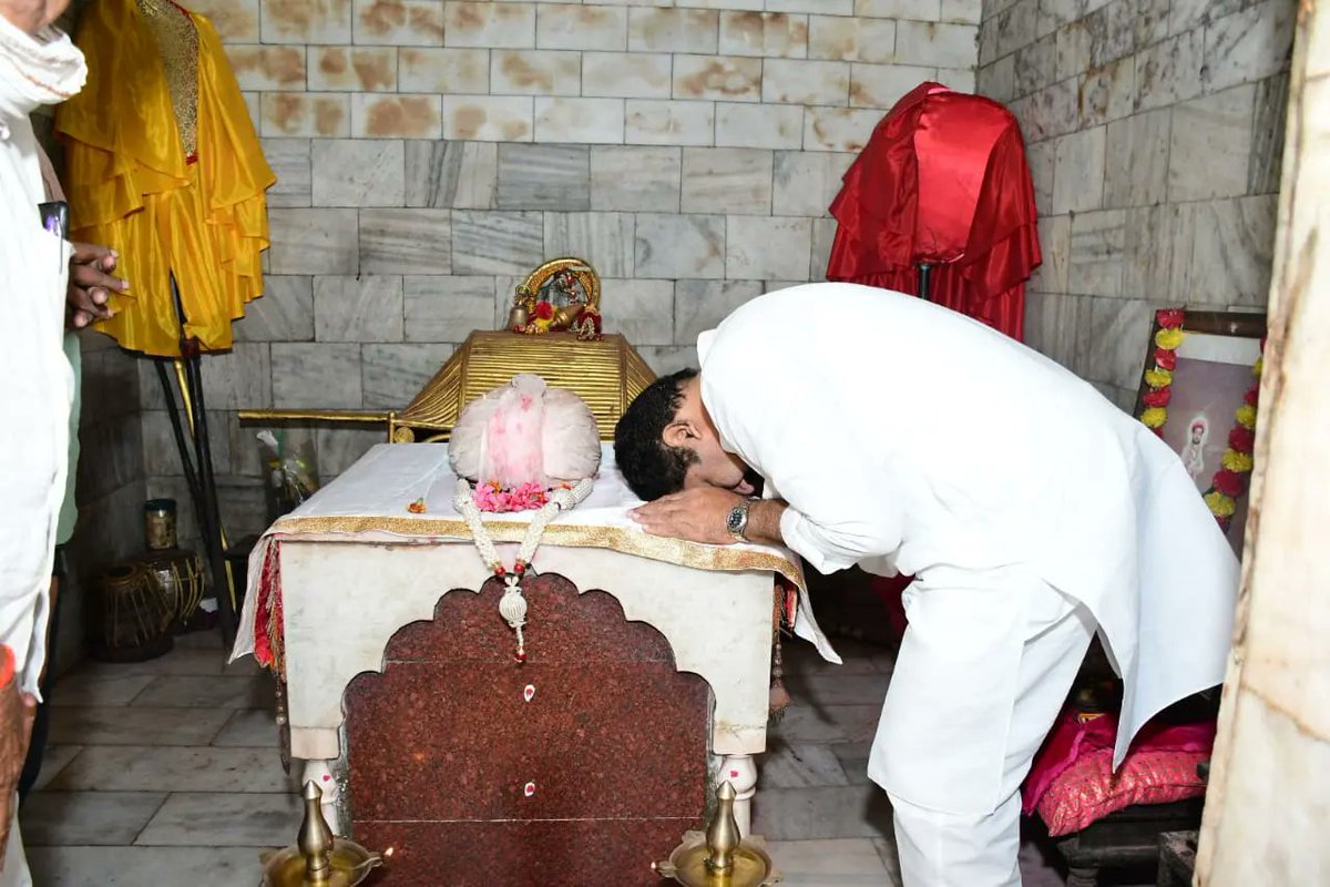 SanjayDRathods's tweet photo. आज श्री.क्षेत्र पोहरागड (पोहरादेवी) येथे माता जगदंबा देवी,संत श्री.सेवालाल महाराज, संत श्री.रामराव बापु यांचे दर्शन घेतले.तसेच 12 फेब्रुवारी रोजी होणाऱ्या कार्यक्रमाबद्दल धर्मगुरू श्री.बाबुसिंग जी महाराज यांच्याश�� चर्चा केली. https://t.co/Pufjss1nNh