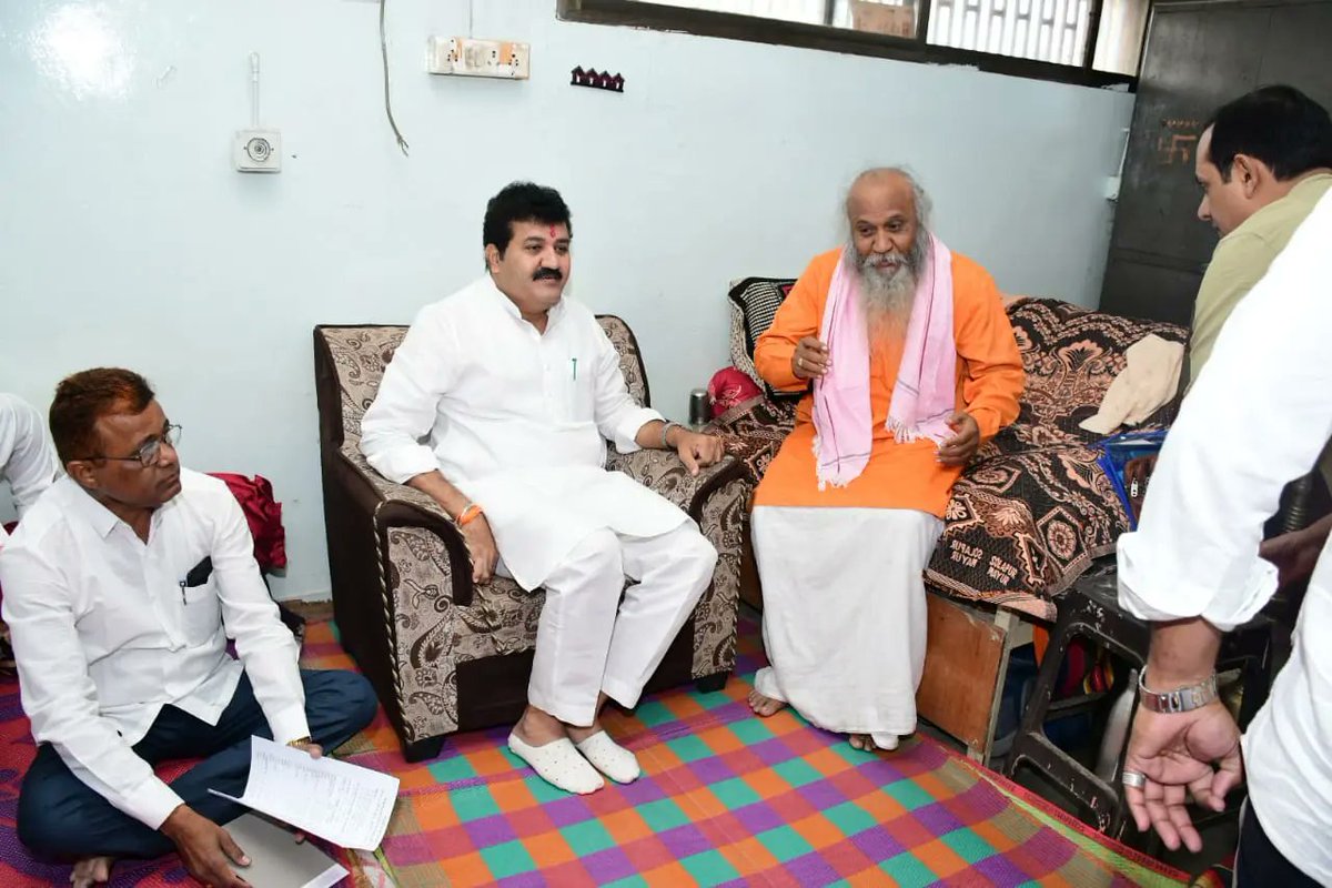 SanjayDRathods's tweet photo. आज श्री.क्षेत्र पोहरागड (पोहरादेवी) येथे माता जगदंबा देवी,संत श्री.सेवालाल महाराज, संत श्री.रामराव बापु यांचे दर्शन घेतले.तसेच 12 फेब्रुवारी रोजी होणाऱ्या कार्यक्रमाबद्दल धर्मगुरू श्री.बाबुसिंग जी महाराज यांच्याश�� चर्चा केली. https://t.co/Pufjss1nNh
