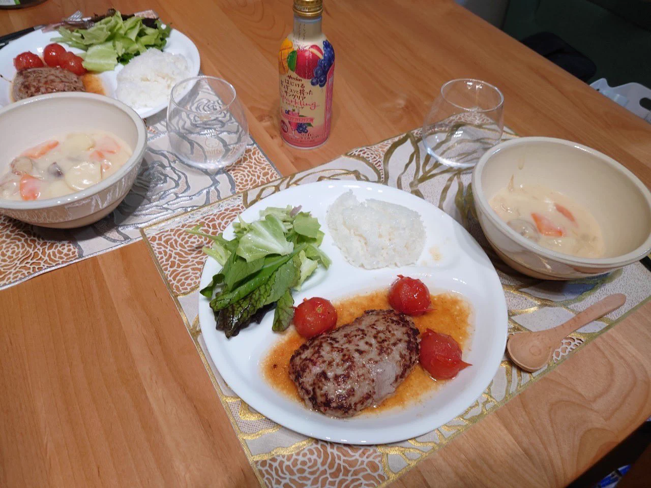 絶品レシピ✨✨
ハンバーグはこれに決まりました！
手間がかからず美味しい。
なのにきちんと作った達成感もあり！
コトコト火にかけるからでしょうか、、、
シチューは島根県の出西窯の器に💓  