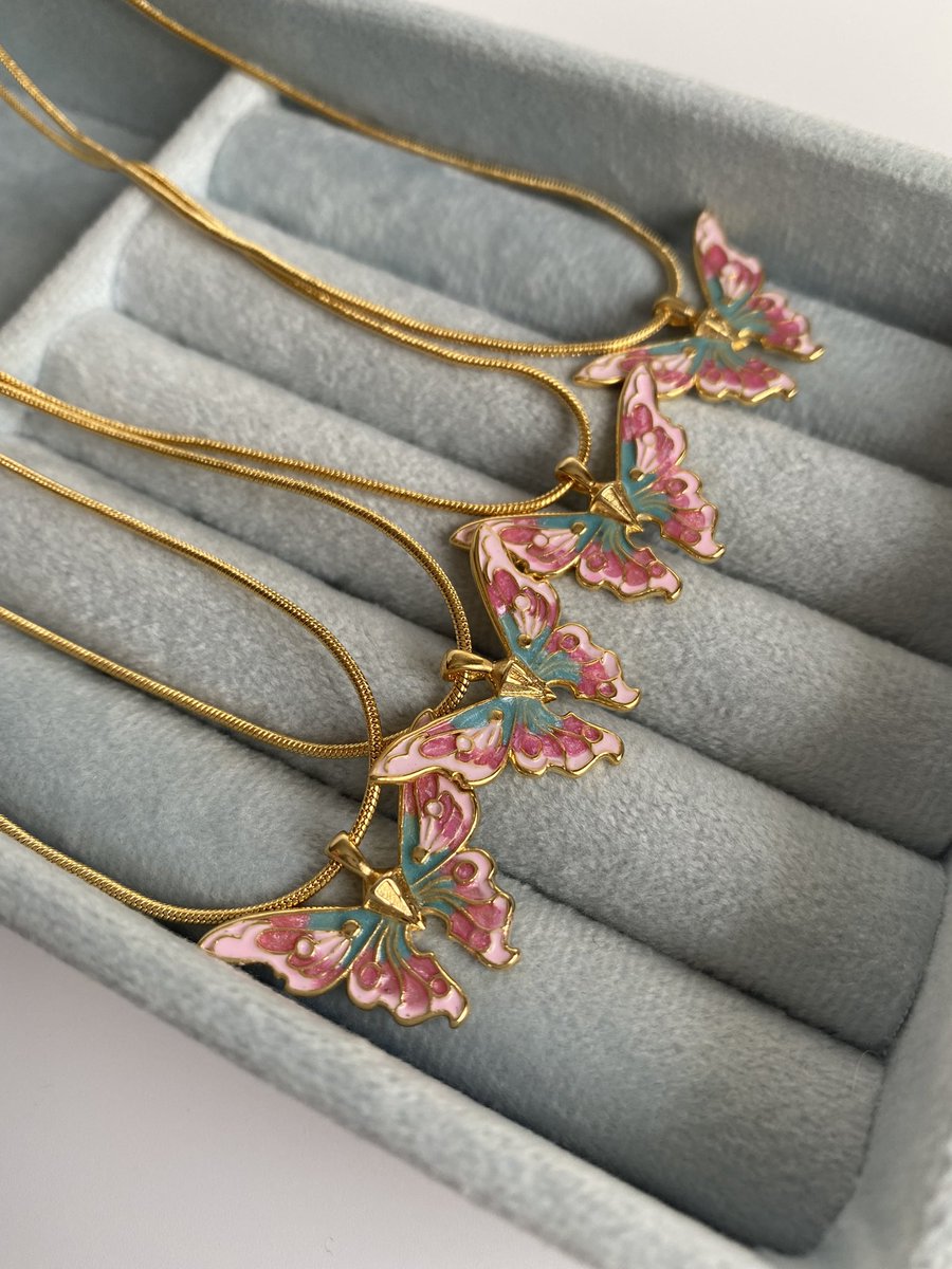 store_endless's tweet photo. Hediye vermeye devam edeceğiz demiştik.Yeni hediyeniz geldiii🫶🏻

Bu tweeti retweetleyen bir kişiye ‘Fairytopia Elina Kelebek Kolye’ hediye🧚‍♀️

Bizi takip etmeyi unutmayın💘 https://t.co/lKMFtlGIRJ