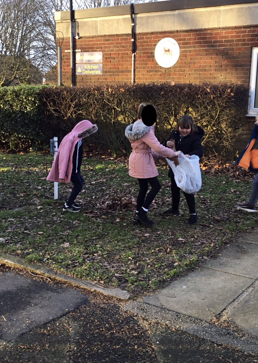 LeysFarm's tweet photo. This week, Enrichment Club focused on the benefits of being outdoors on mental health and well-being. We went on a nature walk and used what we found to create animal collages. #LFJSEnrichmentclub #LFJSPSHE #LFJSArt https://t.co/8FxPvfFW9z