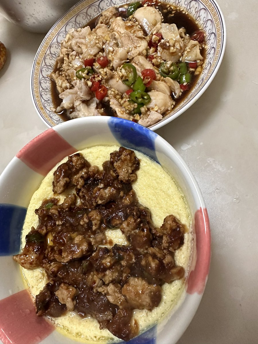 口水鸡比较成功，下次煮好捞起来的时候可以加一点茶油会更香。
肉沫蒸蛋完全翻车了但是还能吃。 https://t.co/DTmDVTyHVT