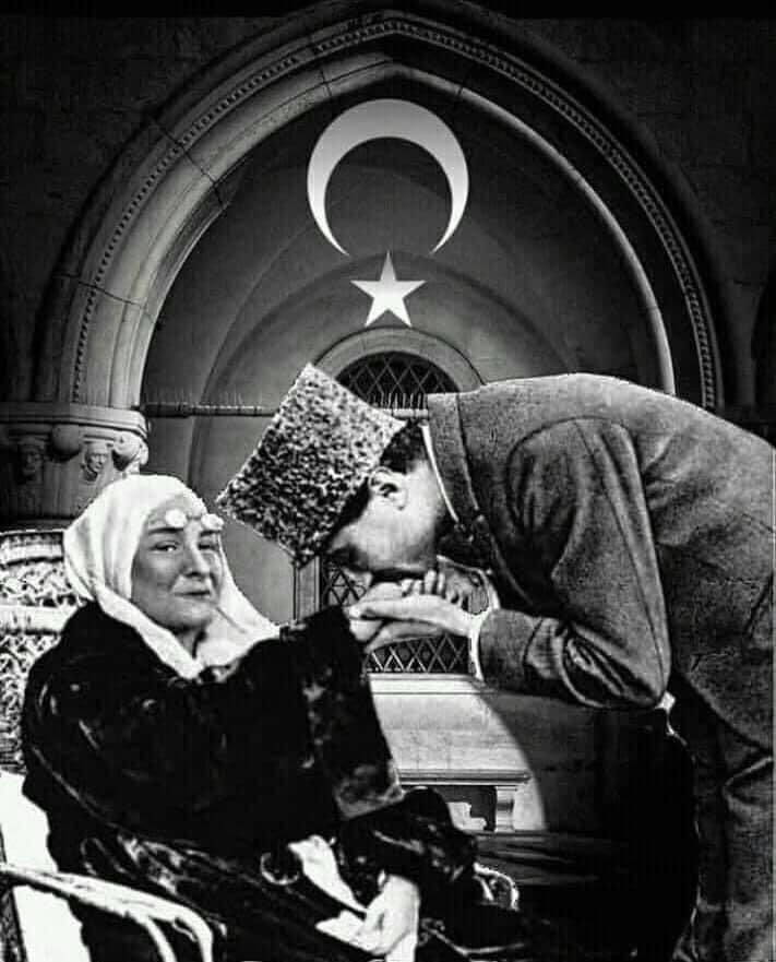 #ZübeydeHanım'ın Büyük Taarruz öncesi Atatürk'e yazdığı mektubu.

Sen cepheye gidersin. 
Benim yüreğim bunu bilir
Senin için dua ediyorum bunu bil
Ve de Mustafam,zaferi ele almadan dönme.Ben,seni beklemeyi bilirim

Bir milletin kaderini değiştiren annemizi minnetle anıyorum🖤💐