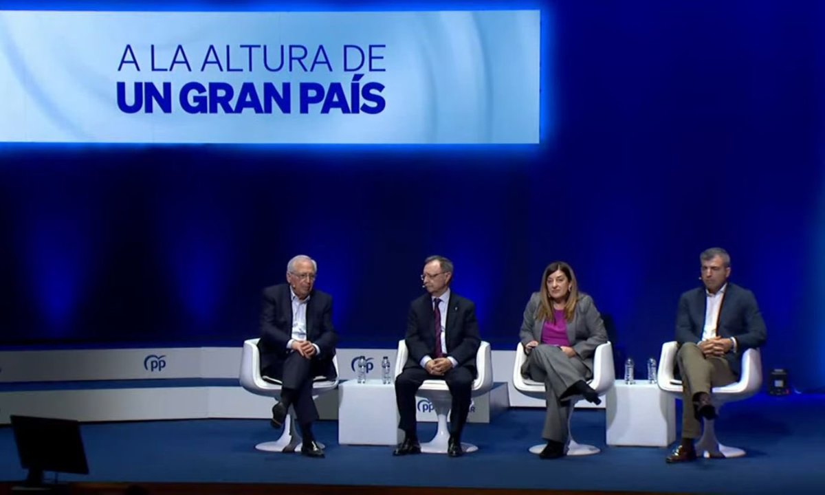 PoliSuarez_LPGC's tweet photo. Canarias necesita un cambio de rumbo, un proyecto serio y eficaz, avalado por la buena gestión. Ese cambio lo garantiza nuestro candidato a la Presidencia del Gobierno autonómico, @MDominguez_pp. Desde Zaragoza para toda España: tenemos un Plan para Gobernar. #EquipoPP https://t.co/WBPyofwZlb