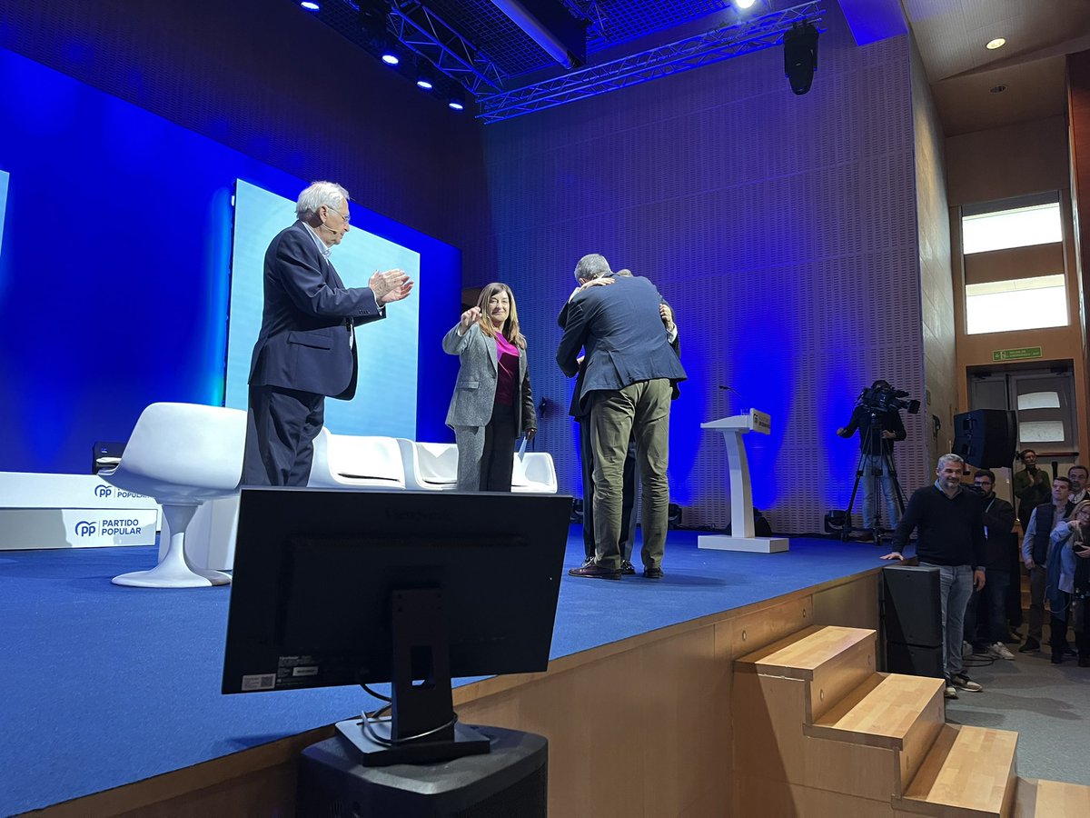 PoliSuarez_LPGC's tweet photo. Canarias necesita un cambio de rumbo, un proyecto serio y eficaz, avalado por la buena gestión. Ese cambio lo garantiza nuestro candidato a la Presidencia del Gobierno autonómico, @MDominguez_pp. Desde Zaragoza para toda España: tenemos un Plan para Gobernar. #EquipoPP https://t.co/WBPyofwZlb