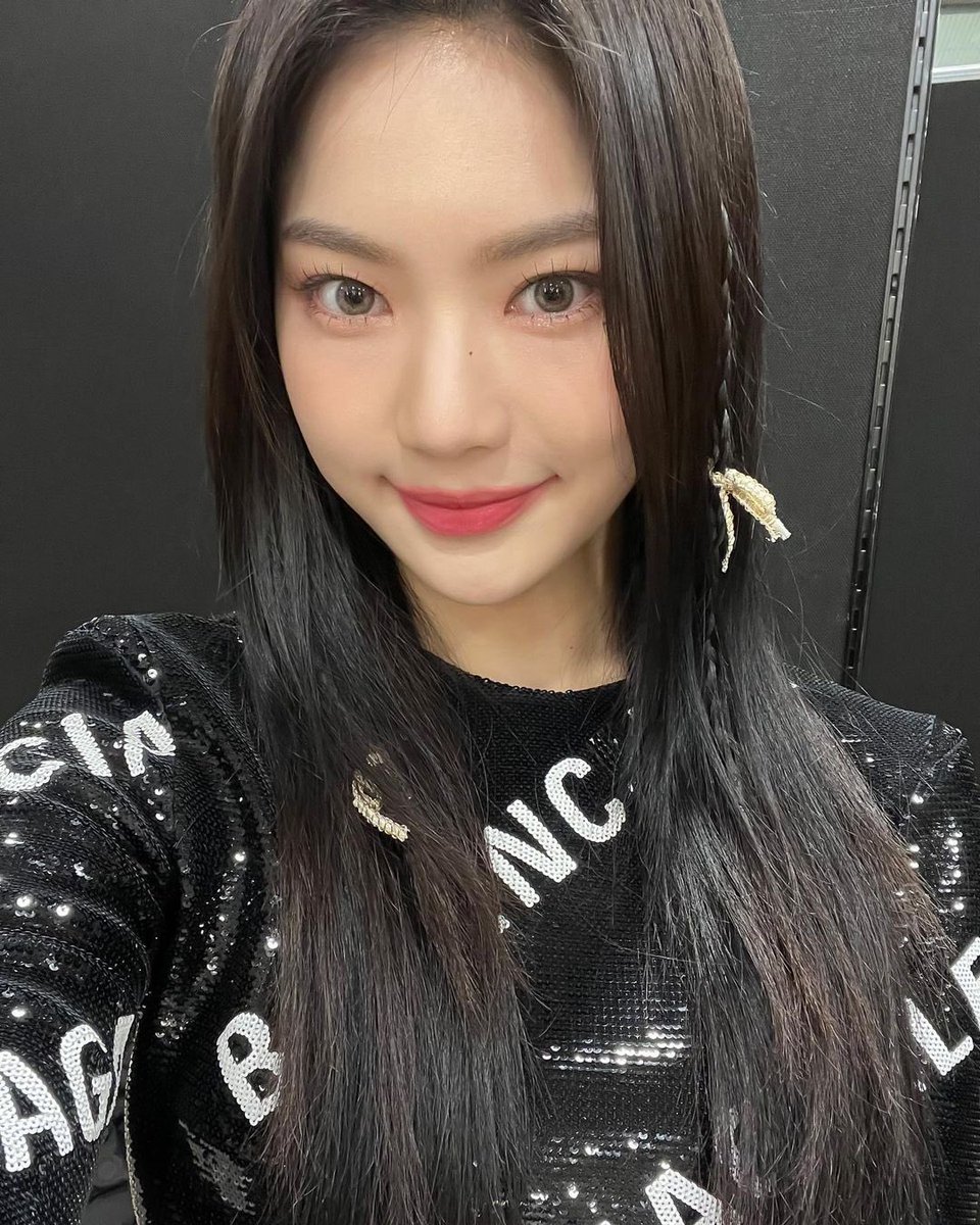 staycaissa's tweet photo. ꒰ 📸 ꒱ Copies of the astonishing visual prevailed as it was caught in diaries of the new year! The transitions of the annual dates signify the opening of a new hope, thus I fancy no wishes other than flourishing luck for we are to set sail on a journey of lovely cheers! ⋆ﾟ⊹ https://t.co/GvtZ5efKEB