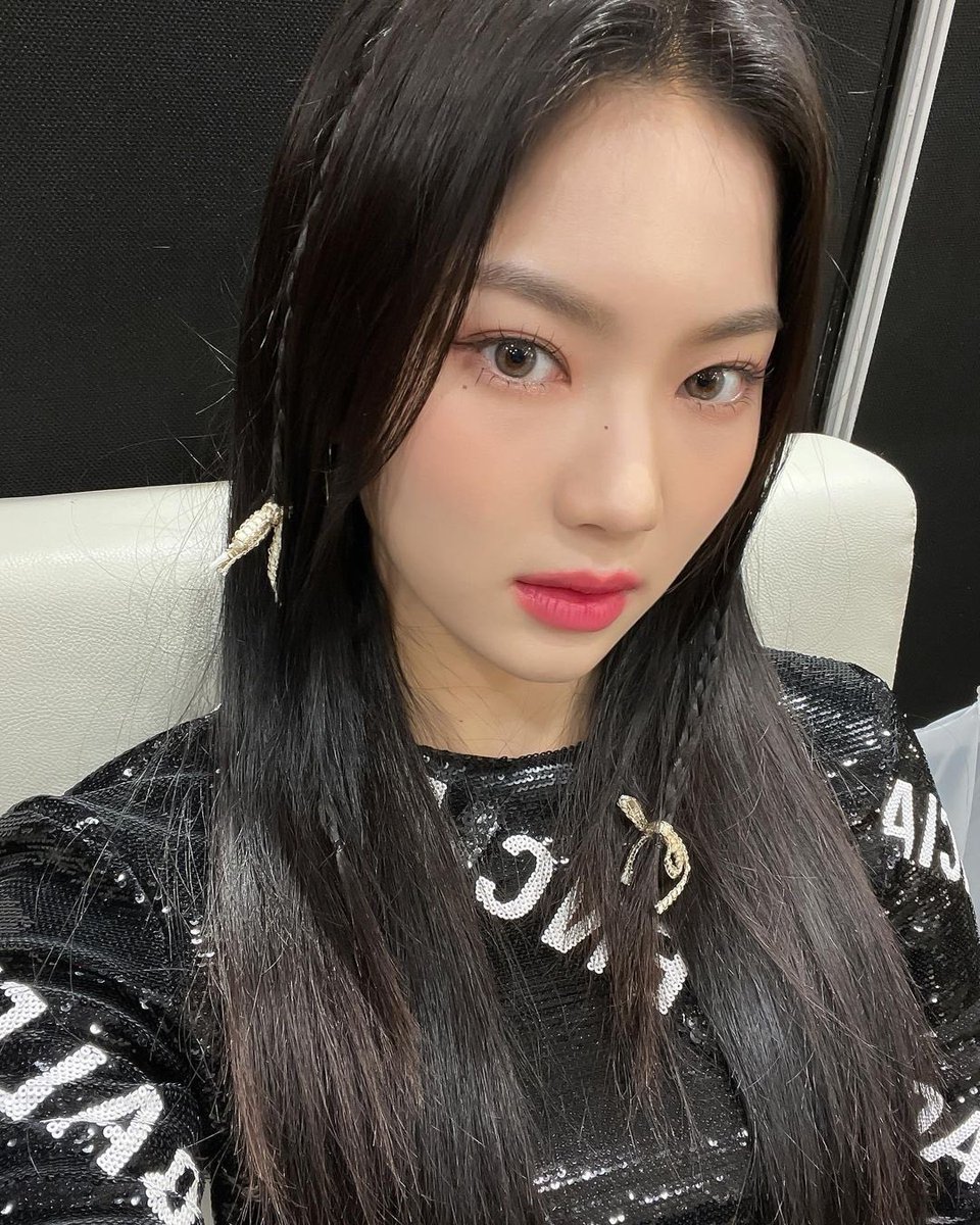 staycaissa's tweet photo. ꒰ 📸 ꒱ Copies of the astonishing visual prevailed as it was caught in diaries of the new year! The transitions of the annual dates signify the opening of a new hope, thus I fancy no wishes other than flourishing luck for we are to set sail on a journey of lovely cheers! ⋆ﾟ⊹ https://t.co/GvtZ5efKEB