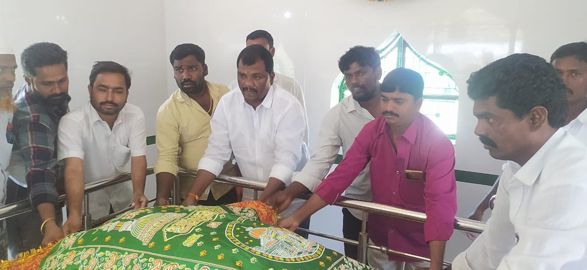 kailash_netha's tweet photo. ఈ రోజు మల్లపురాజ్ పల్లి గ్రామంలో ఉరుసు జాతర కార్యక్రమాలు ఘనంగా జరిగాయి... ఈ కార్యక్రమానికి గడ్డం శ్రీను, కోరే సాయిరాం, గాదేపాక శ్రీకాంత్, కోరే రవి, కోనేటి నరేష్, కర్నె వెంకటేష్ , లవ, కుష తదితరులు ఘన స్వాగతం పలికి పూల దండలు వేసి శాలువాతో సన్మానం చేయడం జరిగింది.

#kailashinc https://t.co/Png06qbUji