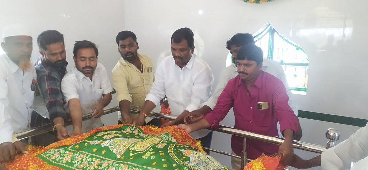 kailash_netha's tweet photo. ఈ రోజు మల్లపురాజ్ పల్లి గ్రామంలో ఉరుసు జాతర కార్యక్రమాలు ఘనంగా జరిగాయి... ఈ కార్యక్రమానికి గడ్డం శ్రీను, కోరే సాయిరాం, గాదేపాక శ్రీకాంత్, కోరే రవి, కోనేటి నరేష్, కర్నె వెంకటేష్ , లవ, కుష తదితరులు ఘన స్వాగతం పలికి పూల దండలు వేసి శాలువాతో సన్మానం చేయడం జరిగింది.

#kailashinc https://t.co/Png06qbUji