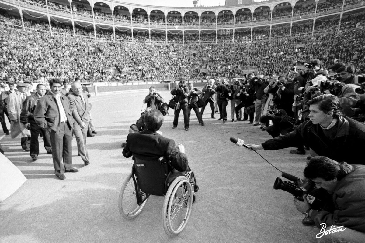 LasVentas's tweet photo. ✨ 𝗝𝗨𝗟𝗜𝗢 𝗥𝗢𝗕𝗟𝗘𝗦 ✨ 

Hoy nos dejó hace 22 años, pero su personalidad y tardes en #LasVentas, donde logró 3️⃣ puertas grandes, son eternas.

📸 Recuerda, con el objetivo de @botanfotografos, el festival para homenajearlo que se celebró en nuestra plaza en 1992. https://t.co/1wY3eJsFr3