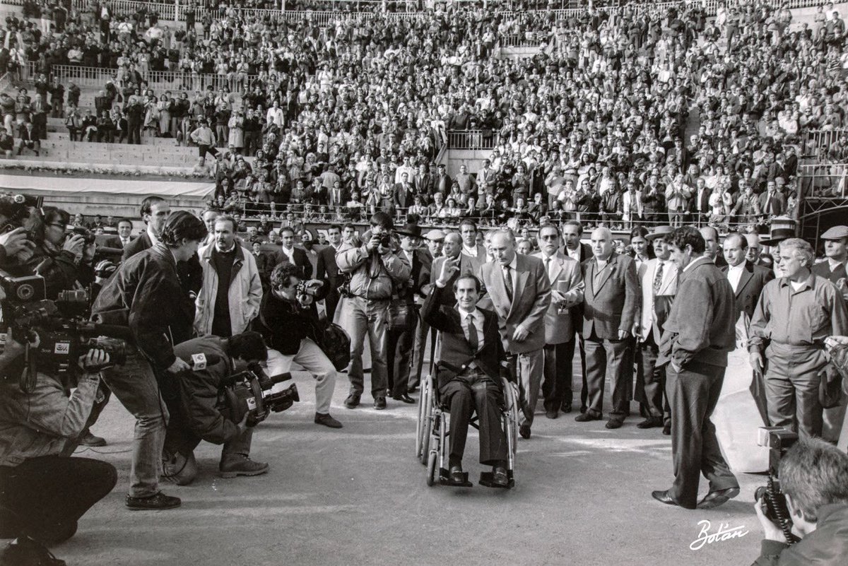 LasVentas's tweet photo. ✨ 𝗝𝗨𝗟𝗜𝗢 𝗥𝗢𝗕𝗟𝗘𝗦 ✨ 

Hoy nos dejó hace 22 años, pero su personalidad y tardes en #LasVentas, donde logró 3️⃣ puertas grandes, son eternas.

📸 Recuerda, con el objetivo de @botanfotografos, el festival para homenajearlo que se celebró en nuestra plaza en 1992. https://t.co/1wY3eJsFr3
