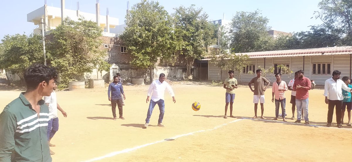 kailash_netha's tweet photo. మునుగోడు నియోజకవర్గం నాంపల్లి  మండలం లోని వాలీబాల్  జిల్లా స్థాయి టోర్నమెంట్ లో ముఖ్యఅతిథిగా పాల్గొని విద్యార్థులను కలిసి కృతజ్ఞతలు తెలిపి పోటీలు ప్రారంభించడం జరిగింది.

#volleyball #districtlevel #competition #kailashinc #kailashnetha #kailashnethainc #munugode #tpccsecretary https://t.co/rFjq1mbY0c
