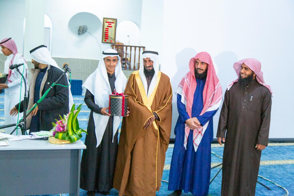 TQH1424's tweet photo. احتفى منسوبو حلقة الشيخ مشعان بن موقد بالنخيل بختم أحد طلابها القرآن الكريم مغرب  الخميس١٤٤٤/٦/١٩ وتخلل الحفل تكريم الخاتم وزملائه
وبهذه المناسبة يسعدنا تهنئة الطالب *عبدالرحيم حجي العوفي *  ومعلمه وزملائه 
ونشكر كل من حضر وشارك في الاحتفاء. 
وتقبل الله من الجميع https://t.co/wB8addwFZq