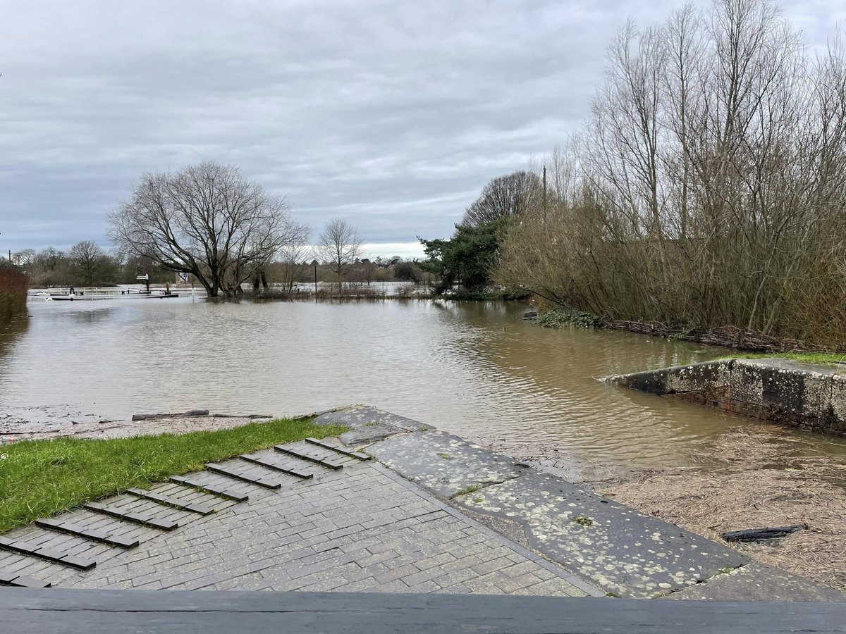 LibPrice's tweet photo. Husband: How's the River Severn this morning?
Me: Have you not seen my full briefing with photos on social media
#givingthepeoplewhattheywant
#Worcester #RiverSevern #flooding #Diglis #canal https://t.co/8b16COuOJ9