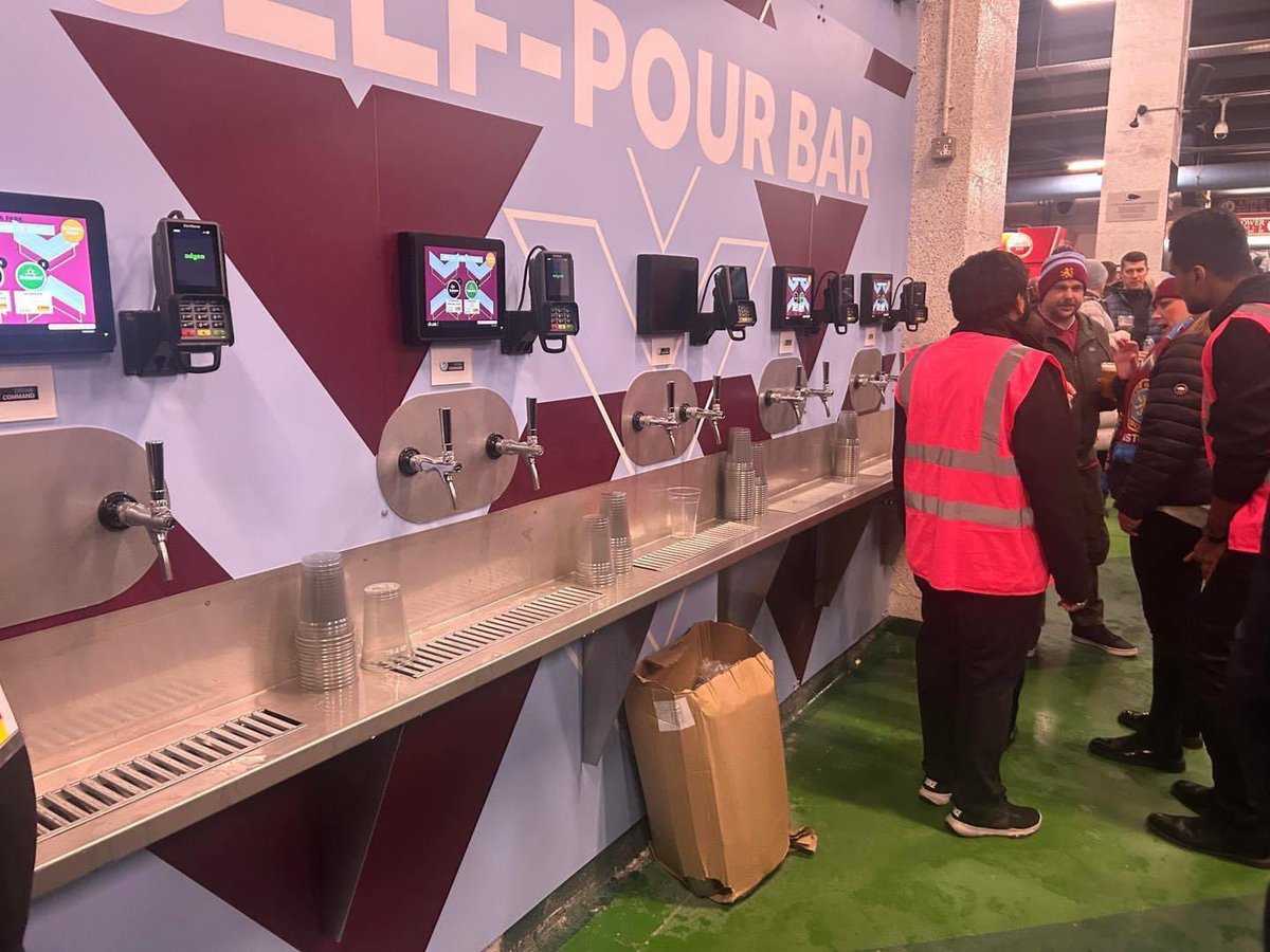 theawayfans's tweet photo. Aston Villa have installed a self-pour bar enabling fans to pour their own pints, pay with card and save queuing up. 🍻👏 https://t.co/oVvEiNzcmV