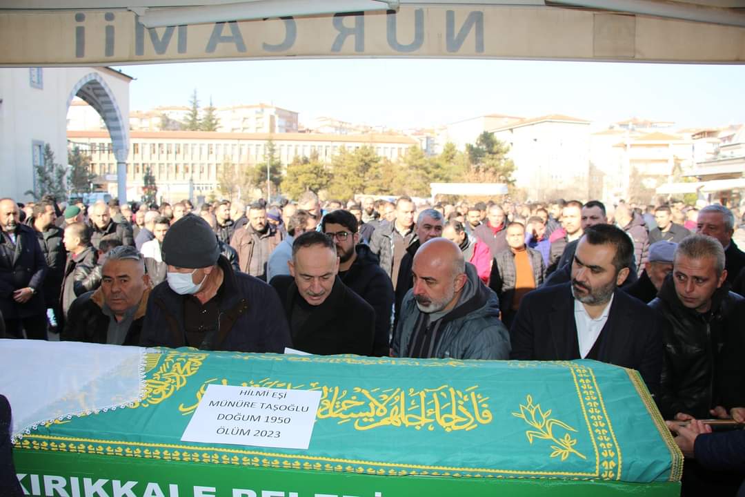 İlimizin eşraflarından TSO Meclis Üyesi Hasan Taşoğlu ve Ayhan, Hakan, Fikriye Taşoğlu'nun kıymetli anneleri merhume Münire hanımın cenaze törenine katıldık.

Merhumeye Allah’tan rahmet, kederli Taşoğlu ailesine ve sevenlerine baş sağlığı dilerim.