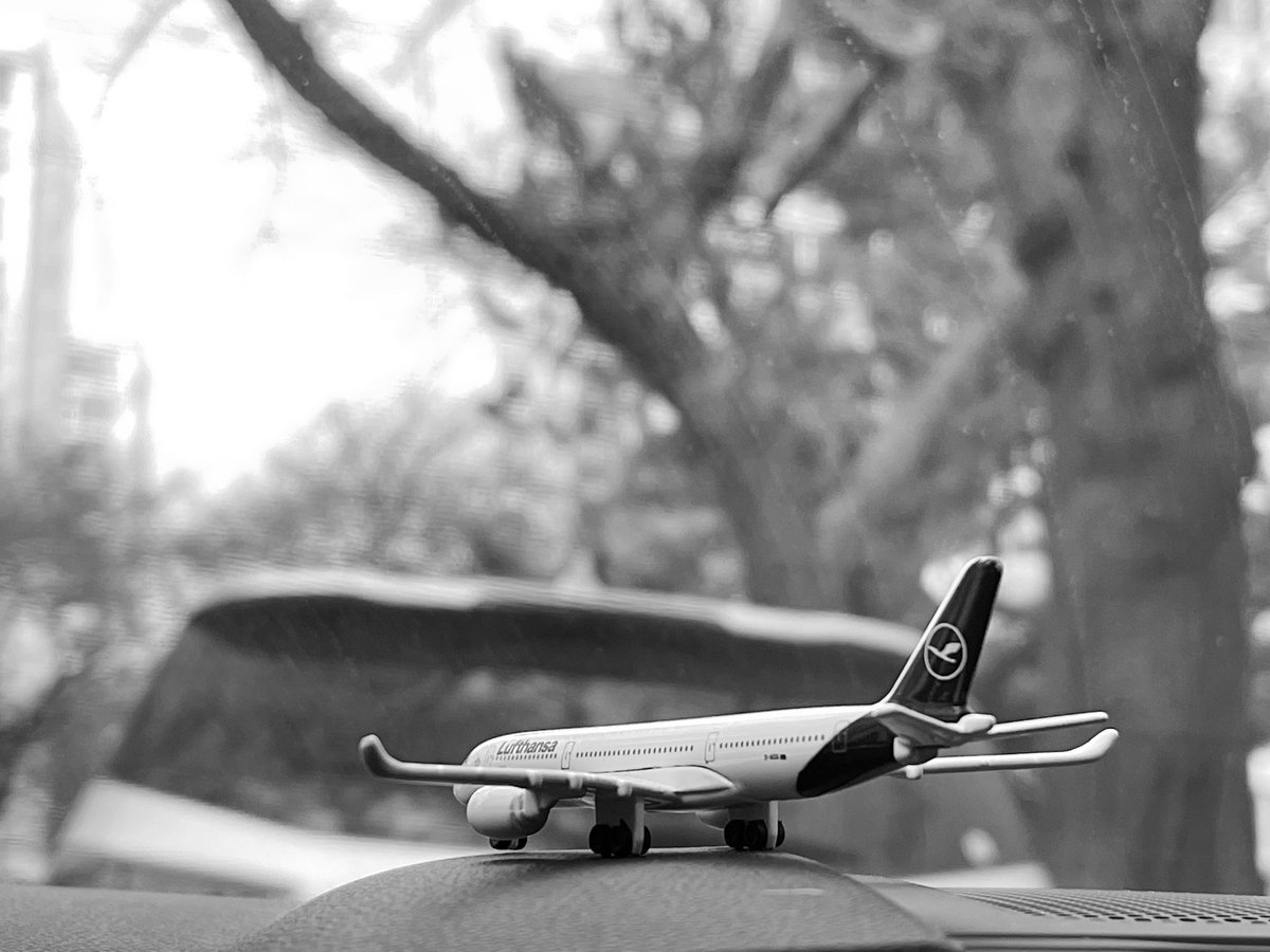 DanielStreetPic's tweet photo. #lufthansa #airplane #diecasting https://t.co/rZPW2BEnGh