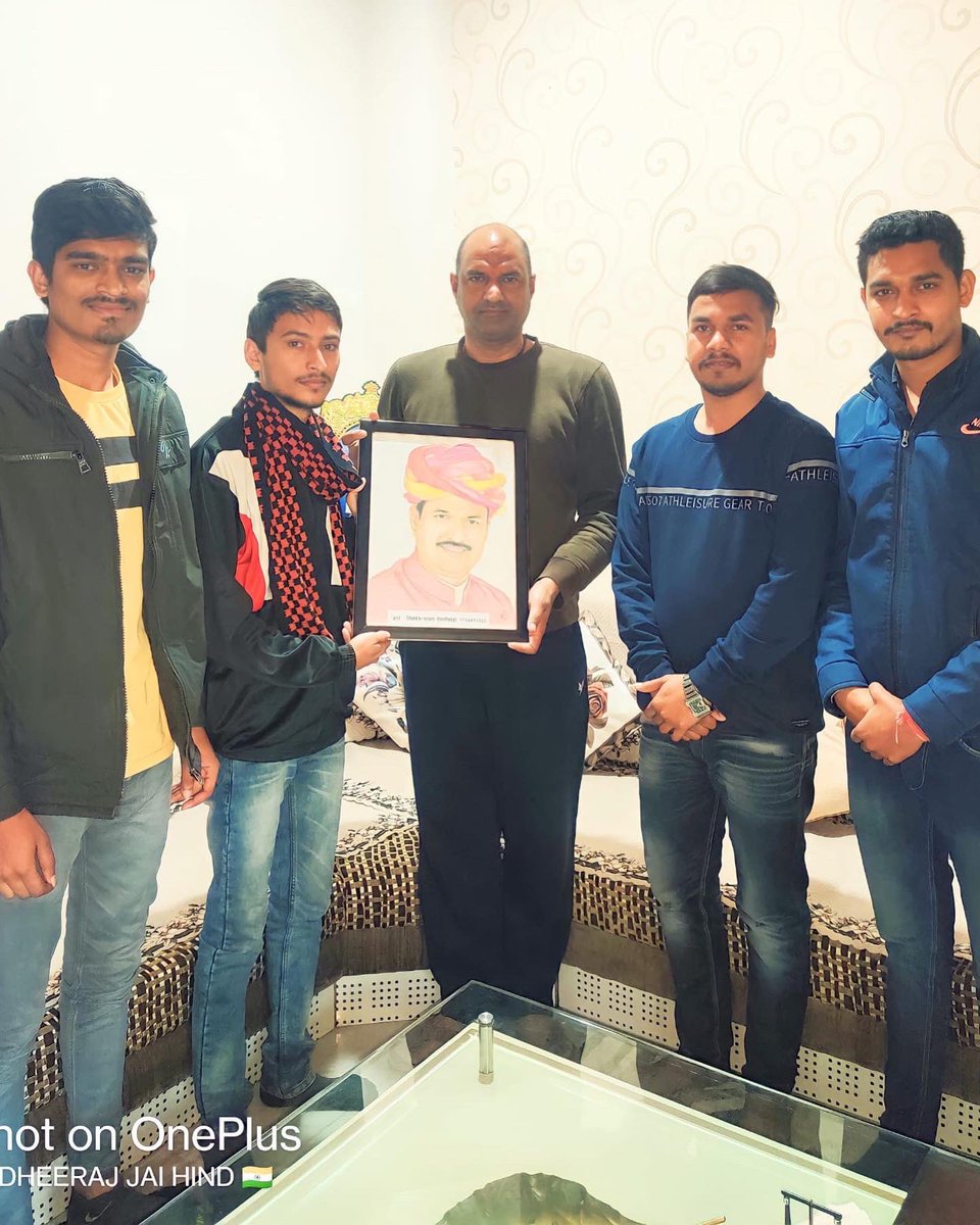 पिपलीखेड़ा बेगूँ निवासी चित्रकार तिलकेश धाकड ने मेरा हुबहु सुंदर स्केच तस्वीर बनाकर मेरे निजी आवास पर भेंट की।
आप अद्भुत प्रतिभा के धनी है,मै आपके उज्ज्वल भविष्य की कामना करता हु। 

इस अवसर पर टीम जीवनदाता के सदस्यगण उपस्थित रहें।

@tilkeshdhakerart, <a href="/teamjivandata/">Team Jivandata Chittorgarh NGO</a>