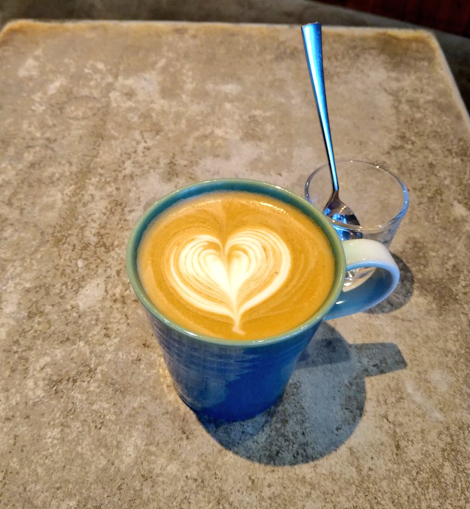 masimaroyaro's tweet photo. 珈琲好きの繋がりができたら…と思ってTwitterを始めてから7年になるそうです☕

そんな本日は美味しいカフェラテをいただいた〜✨

#MyTwitterAnniversary https://t.co/hTBakJnxb5