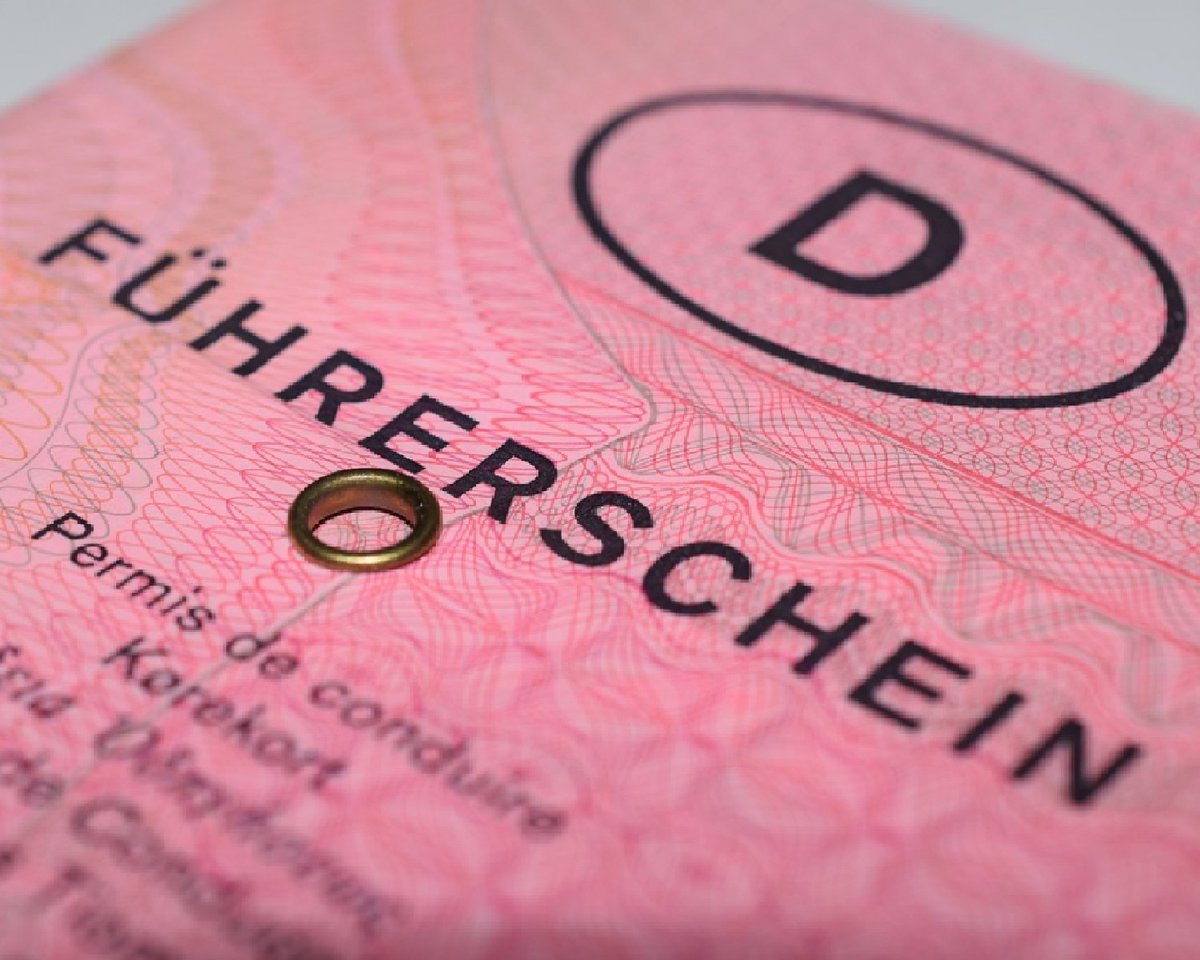 Der Führerscheinpflichtumtausch kann nun online beantragt und bezahlt werden. Dadurch erweitern wir unser #digital|es Serviceangebot. Betroffen sind alle, die noch einen rosafarbenen oder grauen Führerschein besitzen. Der Umtausch erfolgt gestaffelt. ➡️ stadt-koeln.de/service/produk…