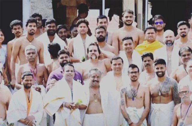 epanchjanya's tweet photo. पद्मनाभस्वामी मंदिर पहुंचे टीम इंडिया के खिलाड़ी। https://t.co/GQ58yrEVUQ