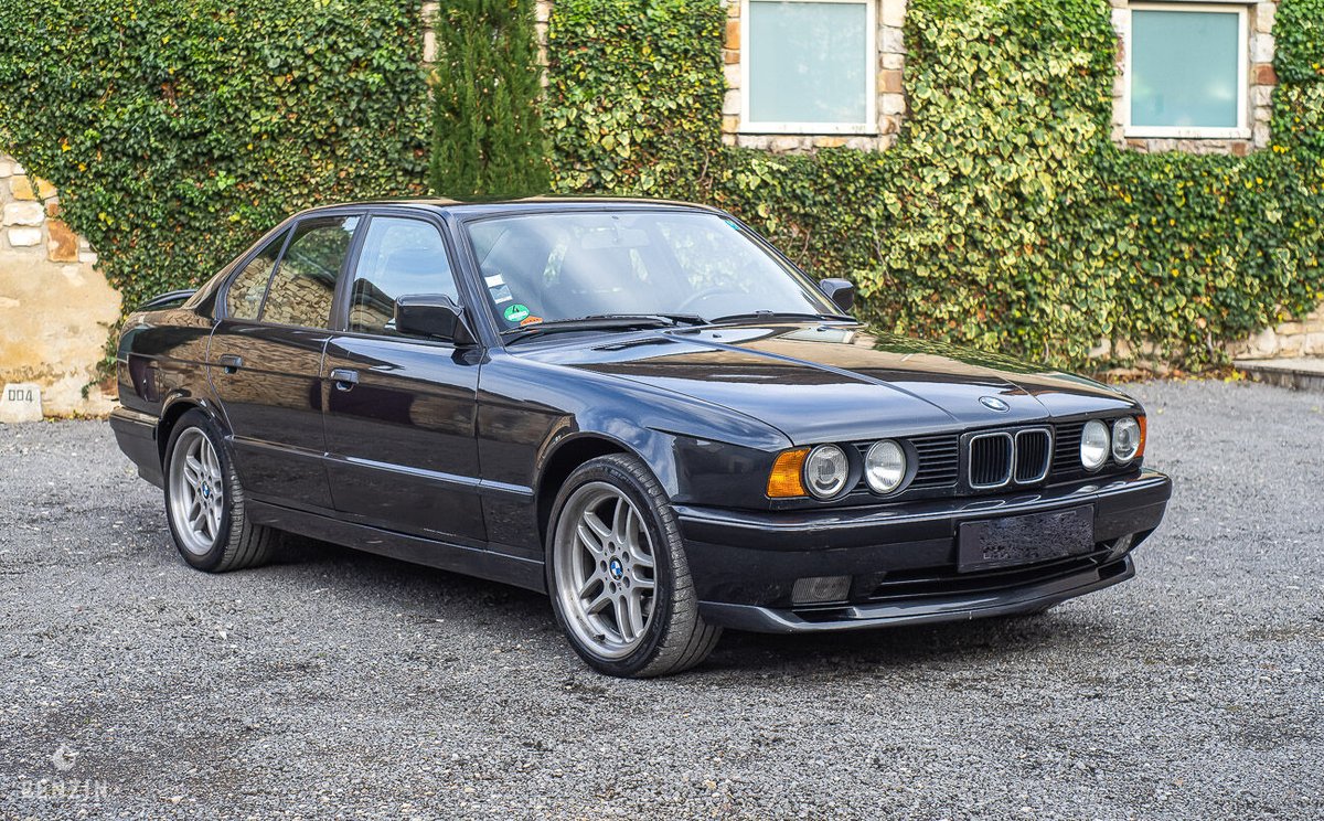 Benzinworld's tweet photo. e34 = Vrai Béhème

Bien construite, performante et polyvalente, elle nous faire rêver plus de 30 ans après sa sortie. Ce modèle équipé d'un pack M-Tech renforce le mythe. Epaulé par un fidèle L6 , cette 535i ne laisse pas indifférent.

Enchérissez ici👇
https://t.co/qTVcVfvDtZ https://t.co/dsP9YWobjf