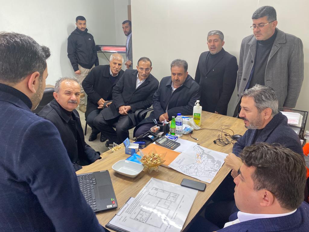 AhmetAYDIN_02's tweet photo. Gerger'de köylerimizde devam eden Afad Konutları yapımı devam ederken, çalışmalar hakkında bilgi aldık. Hemşehrilerimizin konforlu bir hayat sürmeleri için titizlikle üzerinde duruyoruz. 
@AvHalilFirat 
@Drsuleymanklnc 
@Erkan_Aksoyy_ 
@mehmetdagtekin_ https://t.co/UXaKouEaxE