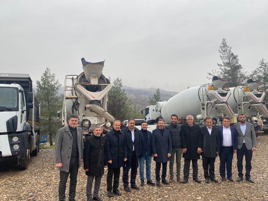 AhmetAYDIN_02's tweet photo. Gerger'de köylerimizde devam eden Afad Konutları yapımı devam ederken, çalışmalar hakkında bilgi aldık. Hemşehrilerimizin konforlu bir hayat sürmeleri için titizlikle üzerinde duruyoruz. 
@AvHalilFirat 
@Drsuleymanklnc 
@Erkan_Aksoyy_ 
@mehmetdagtekin_ https://t.co/UXaKouEaxE