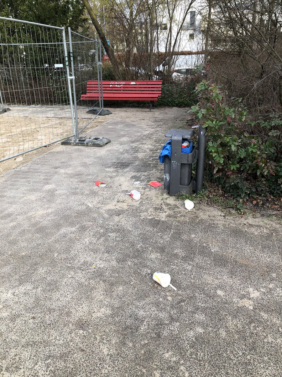 StefiSchrod's tweet photo. Gibt es eine Stelle bei der #BSR oder im Bezirksamt, wo ich Bescheid geben kann, dass der #Spielplatz und der Park in der Elisabethstr/ Dillgesstr. in #Lankwitz vermüllt ist? @BSR_de @basz_berlin https://t.co/OcuXQfqcep